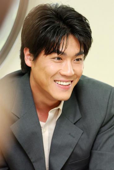 چوی چیول هو به عنوان Gyeongjong در سریال سرزمین کهن +بیوگرافی